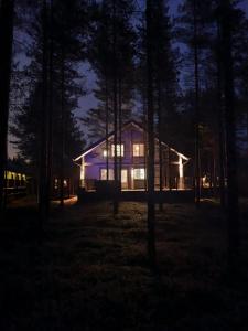 Una casa en el bosque por la noche en Villa Sara, en Kalajoki