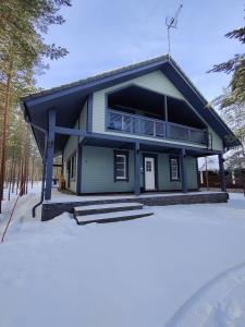 ein Haus mit Balkon im Schnee in der Unterkunft Villa Sara in Kalajoki
