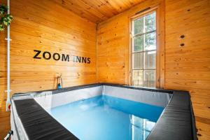 una piscina in una stanza con parete in legno di Luxury,cosy Cottage with Hot Tub&Massage beds a Kidderminster