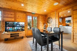 TV i/ili multimedijalni sistem u objektu Luxury,cosy Cottage with Hot Tub&Massage beds