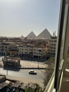 una ventana con vistas a una ciudad con pirámides en Mak Pyramids View, en El Cairo