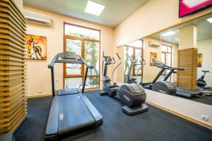 een fitnessruimte met loopbanden en crosstrainers in een kamer bij Prestige Fort Beach - Full Board in Sveti Vlas