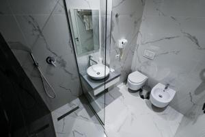 La salle de bains est pourvue d'une douche, de toilettes et d'un lavabo. dans l'établissement Royal G Max, à Golem