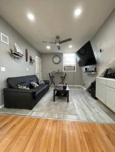 sala de estar con sofá negro y mesa en Cozy apartment 2 bedrooms, en Hillside