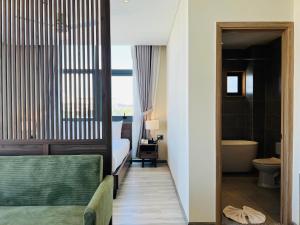 una camera d'albergo con un letto e un bagno di Canary Dalat Hotel a Da Lat