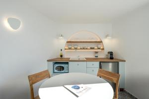 Virtuvė arba virtuvėlė apgyvendinimo įstaigoje Big Blue Villa by Caldera Houses