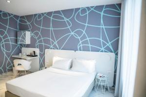 Postel nebo postele na pokoji v ubytování Soul Art Hotel
