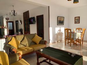ein Wohnzimmer mit einem Sofa und einem Tisch in der Unterkunft Casa melo in Martil