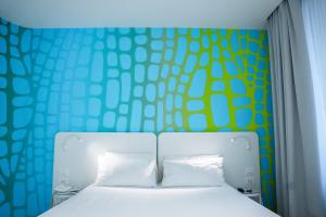 Postel nebo postele na pokoji v ubytování Soul Art Hotel