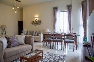 een woonkamer met een bank en een tafel bij Marine Suites in Colombo