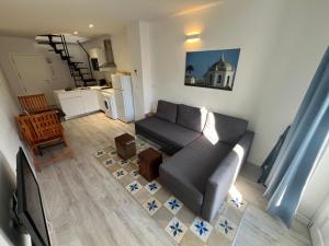 salon z kanapą i kuchnią w obiekcie Penthouse La plaza en Cádiz Centro Grupo AC Gestion w Kadyksie +22 zdjęcia