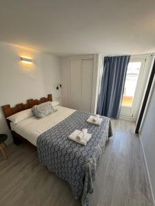 sypialnia z łóżkiem i dwoma ręcznikami na nim w obiekcie Penthouse La plaza en Cádiz Centro Grupo AC Gestion w Kadyksie