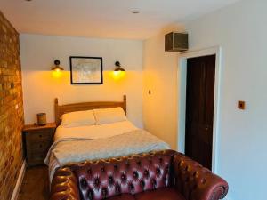 East Bridgford Coach House Inc Spa and Treatments tesisinde bir odada yatak veya yataklar