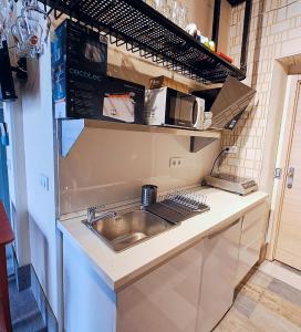 uma cozinha com um lavatório e um micro-ondas em LOFT DELUXE - MADRID RETIRO em Madri