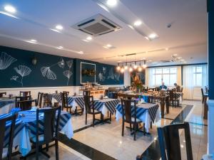 a restaurant with blue and white tables and chairs at Hotel Cianorte Diamond in Cianorte