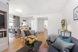 ein Wohnzimmer mit einem Sofa und einem Tisch in der Unterkunft The Apartments Company - Majorstuen in Oslo