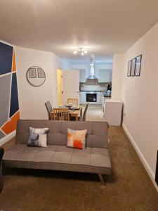 a living room with a couch and a kitchen at Contemporary near city apartment, free parking and wifi, perfect for contractors in Wolverhampton