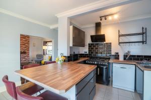 A kitchen or kitchenette at Stylish 3 Bed House-Free Parking