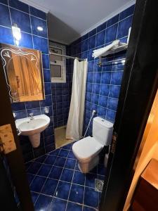 een blauw betegelde badkamer met een toilet en een wastafel bij Appartment - Porto Sharm El Sheikh - Chalet 61205 B in Sharm El Sheikh
