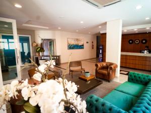 a living room with a couch and chairs and a table at Hotel Cianorte Diamond in Cianorte