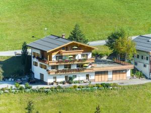 eine Luftansicht eines großen Hauses mit Hof in der Unterkunft Haus Margrith Alpenblick Appartements in Damüls