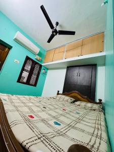 a bedroom with a bed with a ceiling fan at Amaravathi Home Stay in Tiruvannāmalai