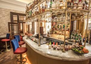 un bar con muchas botellas en la pared en Harbour Hotel & Spa Bristol en Bristol