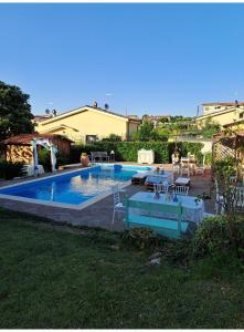 a swimming pool with a table and chairs in a yard at A Casa dei Nonni in Frascati