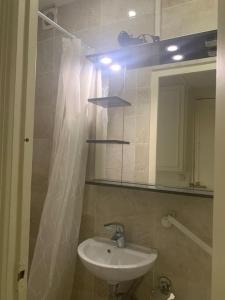 a bathroom with a sink and a mirror at Pantin Paris in Pantin