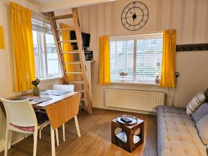 een woonkamer met een bureau en een ladder bij Vakantiewoning in het centrum van Domburg DO29 in Domburg