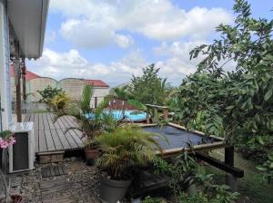 un patio trasero con piscina y plantas en Villa Smile House en Les Trois-Îlets