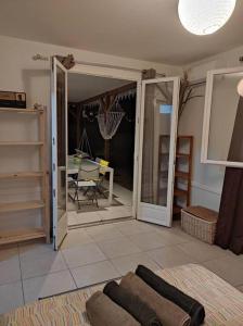 ein Wohnzimmer mit einem Sofa und einem Esszimmer in der Unterkunft Villa Smile House in Les Trois-Îlets