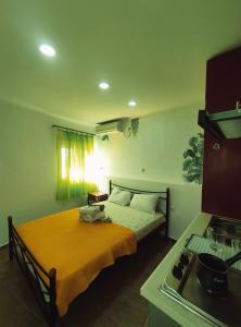 Giường trong phòng chung tại Rena's Rooms Μελίντα