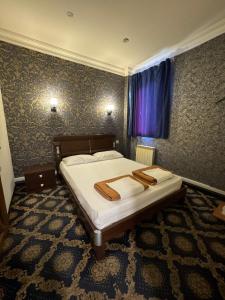 een slaapkamer met een groot bed in een kamer bij SpaHotel in Jerevan