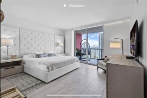 um quarto com uma cama grande e uma televisão em Apartment 3B/3B Stunning view of the intercostal em Hallandale Beach