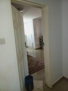una puerta abierta a una habitación con pasillo en Lot 15168 Zeerust Road, en Tlokweng