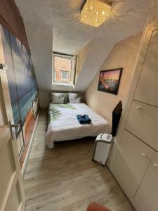 1 dormitorio con 1 cama en una habitación pequeña en MG BB en Venlo