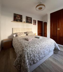 um quarto com uma cama grande num quarto em Apartamento Jerez Norte em Jerez de la Frontera
