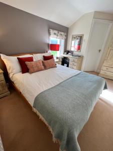 Ein Bett oder Betten in einem Zimmer der Unterkunft Ravenstone Lodge Country House Hotel
