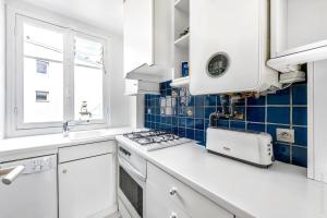 Una cocina o zona de cocina en Chaillot - Lübeck I 1bdr by B'Your Home
