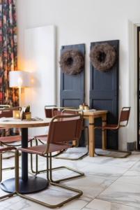 Habitación con mesa, sillas y puerta azul en Torenkamer Middelburgh, en Middelburg