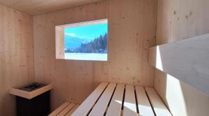 a room with a bench and a window at Chalet Lärchforst in Aich