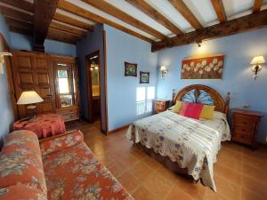 1 dormitorio con 1 cama y 1 sofá en Señorio De Altamira - Adults Only, en Santillana del Mar