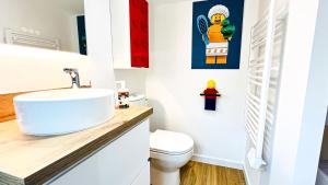 Ένα μπάνιο στο Futurostudio - Appart Hôtel LEGO - 5min du Parc Futuroscope - Parking - Poitiers