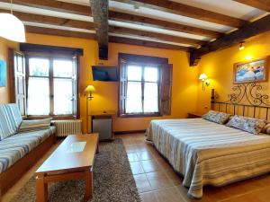salon z 2 łóżkami i kanapą w obiekcie Señorio De Altamira - Adults Only w mieście Santillana del Mar