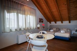 sala de estar con mesa y cama en Bnbook Expo Residence Rho, en Rho