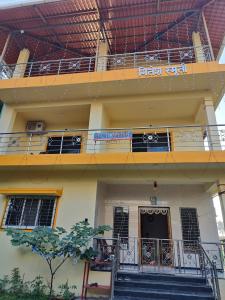 un edificio con balcón y escaleras delante de él en R R Villa, en Alibaug