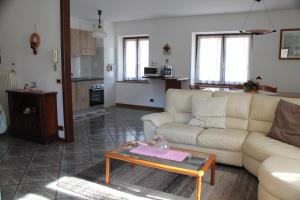 sala de estar con sofá y mesa de centro en Apartment Relax Natura, en Canal San Bovo
