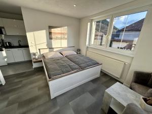 1 dormitorio con cama y ventana grande en Penzion Za vodou en Liptovský Ján