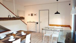 kuchnia i jadalnia ze stołem i krzesłami w obiekcie WoodBnb w mieście Cassina Rizzardi